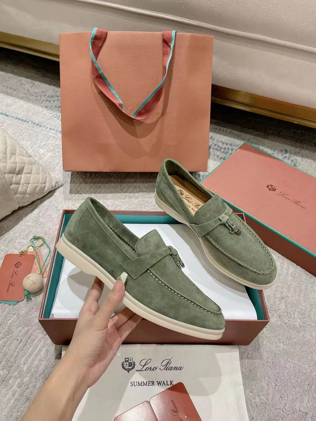 Factory price: 520💰4050 new color. Original purchase, 1⃣️: 1⃣️ folded and developed, Loro Piana professional model to try on feet, quality purchase level, flash sale of common products on the market, welcome to compare, original packaging. Fabric: Imported from Italy🐑High mercerized shearling, Lining: Hand-sewn mark thread in water-dyed cowhide imported from Italy🧵, high-end and elegant. Comfortable on the feet. Size: Women's 35-42 (41, 42) customized, non-returnable, men's 38-45 (46, 47, 48) customized, non-refundable. Fashionable boutiques that you can’t miss, a must-have item